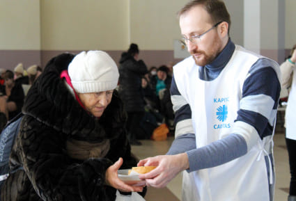 Волонтери Карітасу надають допомогу